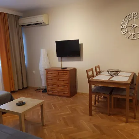 Neven Apartment *